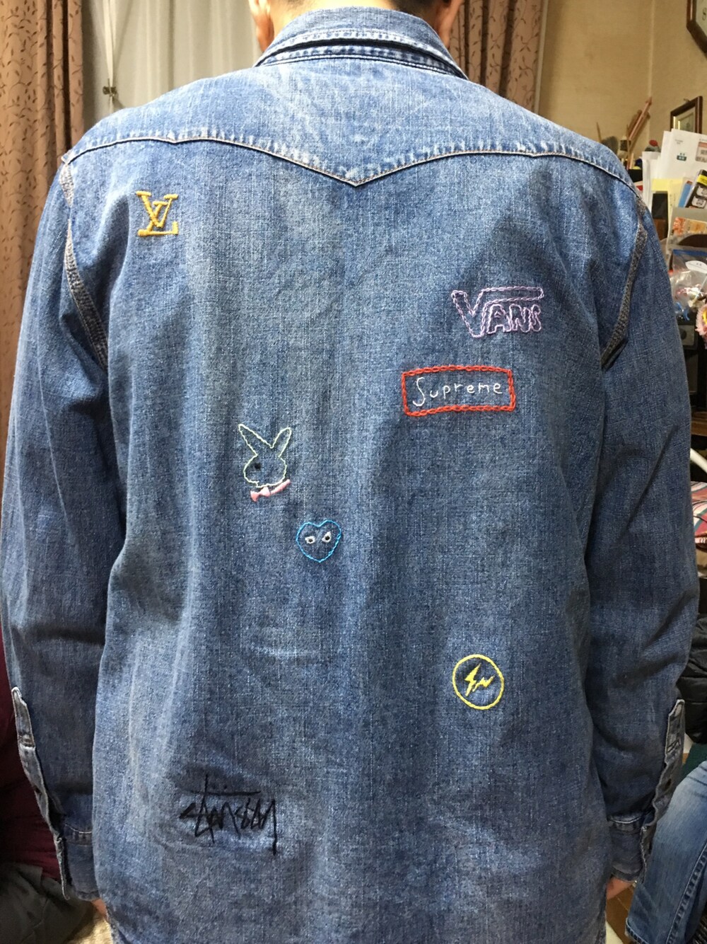「刺繍」｜「Supreme のアイテム（シャツ/ブラウス、ブルー系）」を使った、わんわんもこもこさん（メンズ・175cm）の冬コーディネートの1枚目の写真