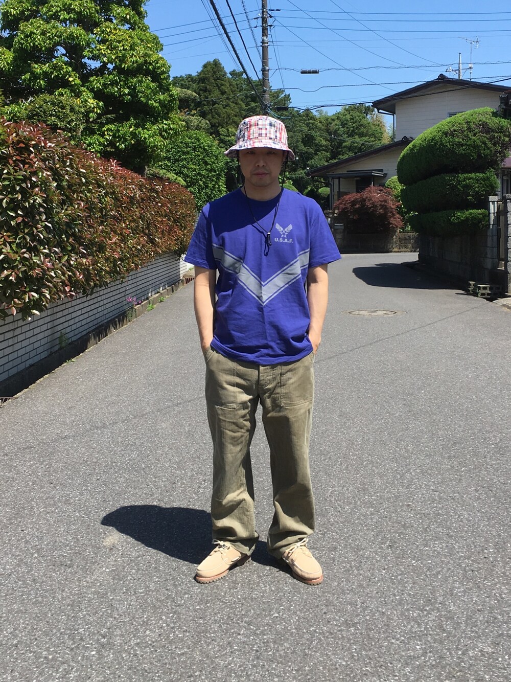 「ヒューストン」｜「HOUSTONのアイテム（Tシャツ/カットソー、ブルー系）」を使った、わんわんもこもこさん（メンズ・175cm）の春コーディネートの1枚目の写真