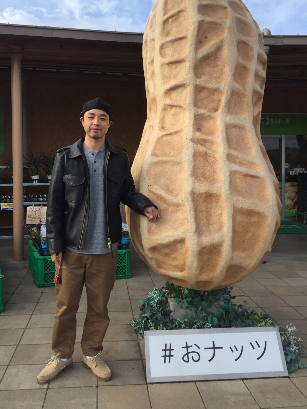 「UNIQLOのアイテム（その他パンツ、ベージュ系）」を使った、わんわんもこもこさん（メンズ・175cm）の秋コーディネートの1枚目の写真