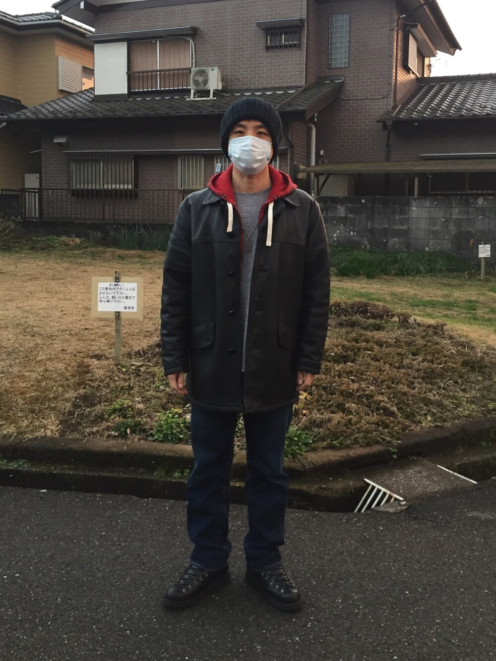 「SARCASTICのアイテム（その他アウター、ブラック系）」を使った、わんわんもこもこさん（メンズ・175cm）の冬コーディネートの1枚目の写真