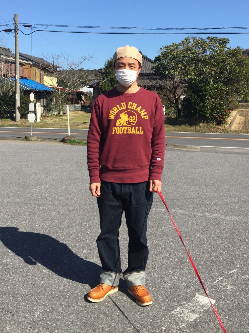 「Championのアイテム（スウェット、レッド系）」を使った、わんわんもこもこさん（メンズ・175cm）の春コーディネートの1枚目の写真