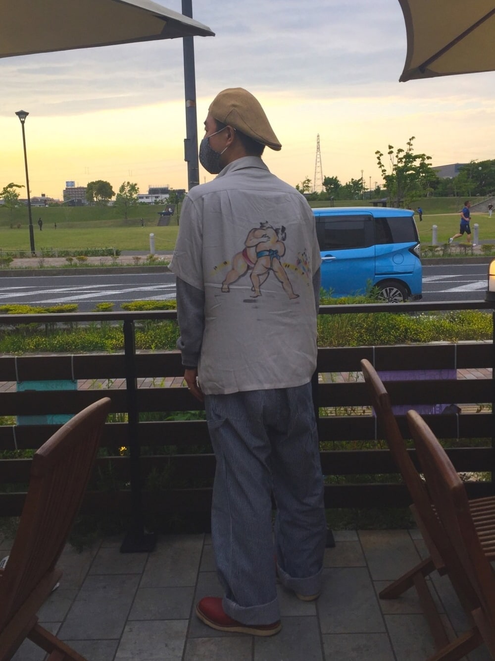 「OSHKOSHのアイテム（サロペット/オーバーオール、ブルー系）」を使った、わんわんもこもこさん（メンズ・175cm）の春コーディネートの1枚目の写真