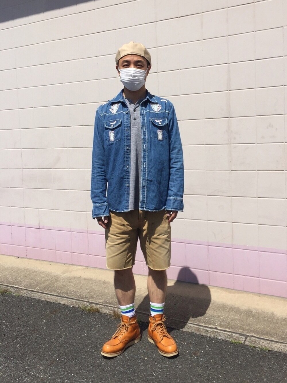 「休日コーデ、RED WING」｜「HOUSTONのアイテム（デニムジャケット、ブルー系）」を使った、わんわんもこもこさん（メンズ・175cm）の春コーディネートの1枚目の写真