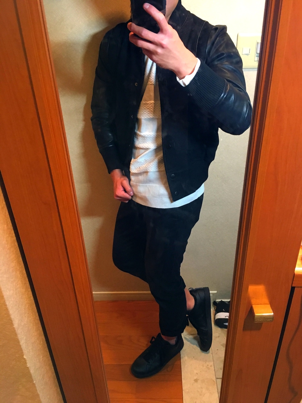 「DURASのウール×フェイクレザースタジャン（スタジャン、ブラック系）」を使った、Takutoさん（メンズ・166cm）の春コーディネートの1枚目の写真