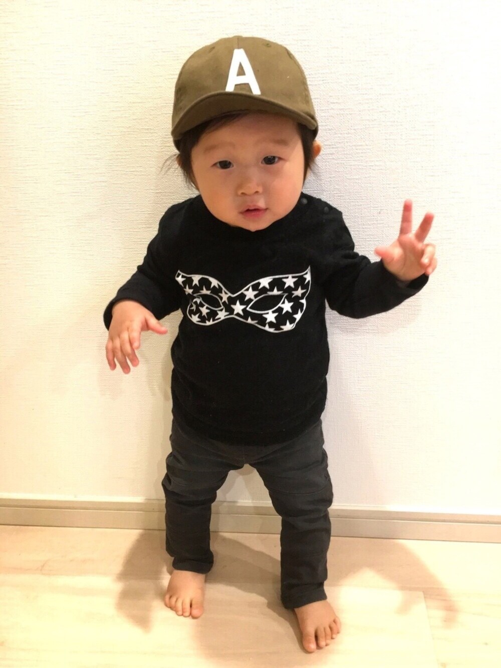 ブラック系のTシャツ/カットソー、ブラック系のその他パンツ、ブラック系のTシャツ/カットソーを着用したレディースの春コーディネートの1枚目の写真
