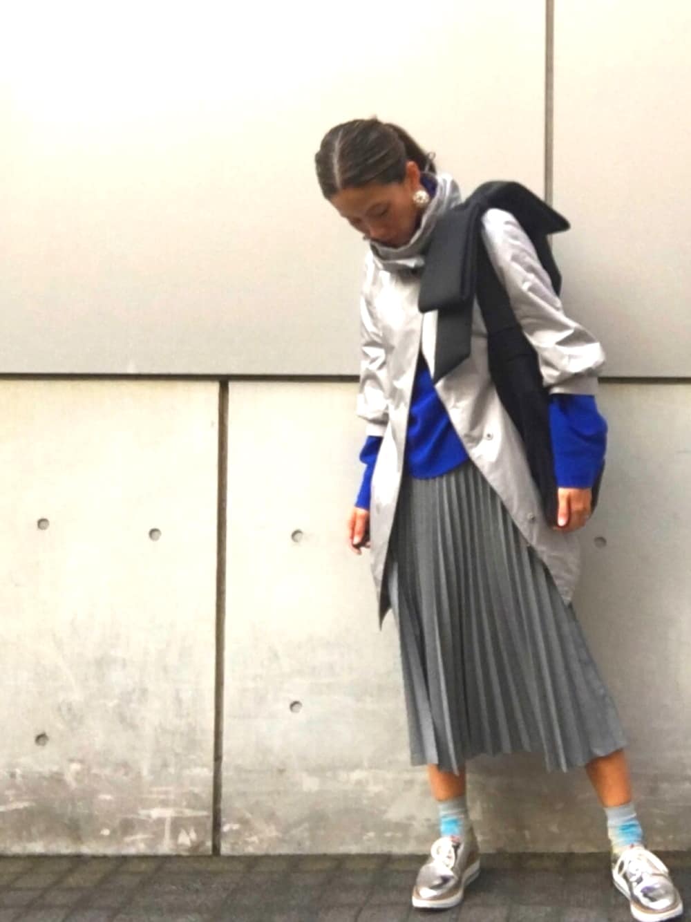 ブラック系のショルダーバッグ、グレー系のスカート、グレー系のジャケット/アウターを着用したレディースの秋コーディネートの1枚目の写真