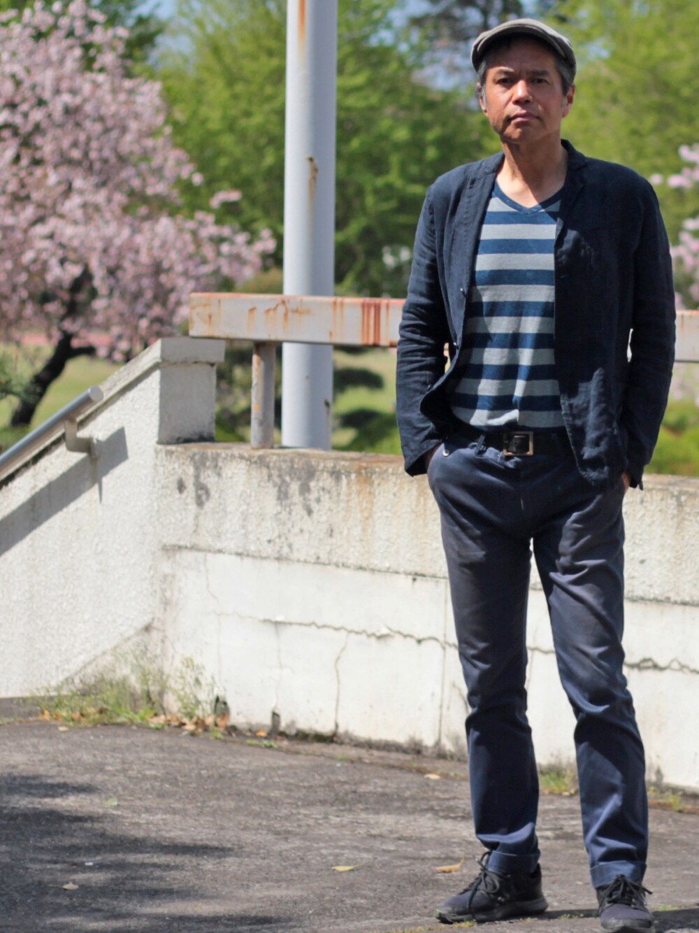 「BEAMSのBEAMS Linen Jacket（テーラードジャケット、ブルー系）」を使った、Hidezumiさん（メンズ・174cm）の春コーディネートの1枚目の写真