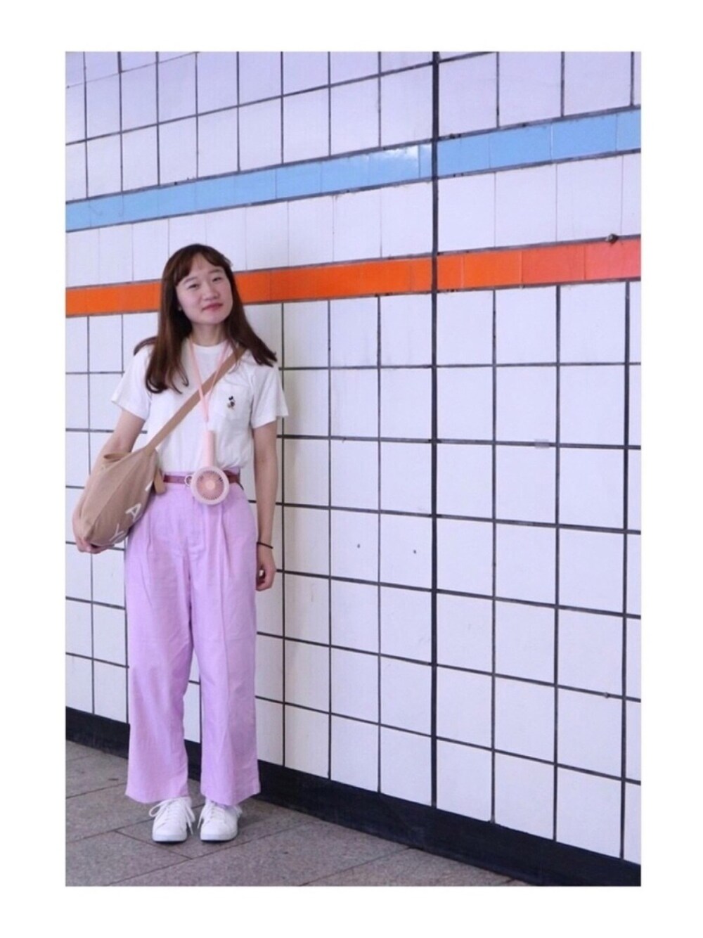 「白Tシャツ、ミッキー、ハイウエスト、ワイドパンツ、白スニーカー、UNIQLO、LOWRYS FARM、RUBY AND YOU、niko and ...、adidas」｜「RUBY AND YOUのアイテム（バッグ、ブラウン系）」を使った、Sayakaさん（レディース・164cm）の夏コーディネートの1枚目の写真
