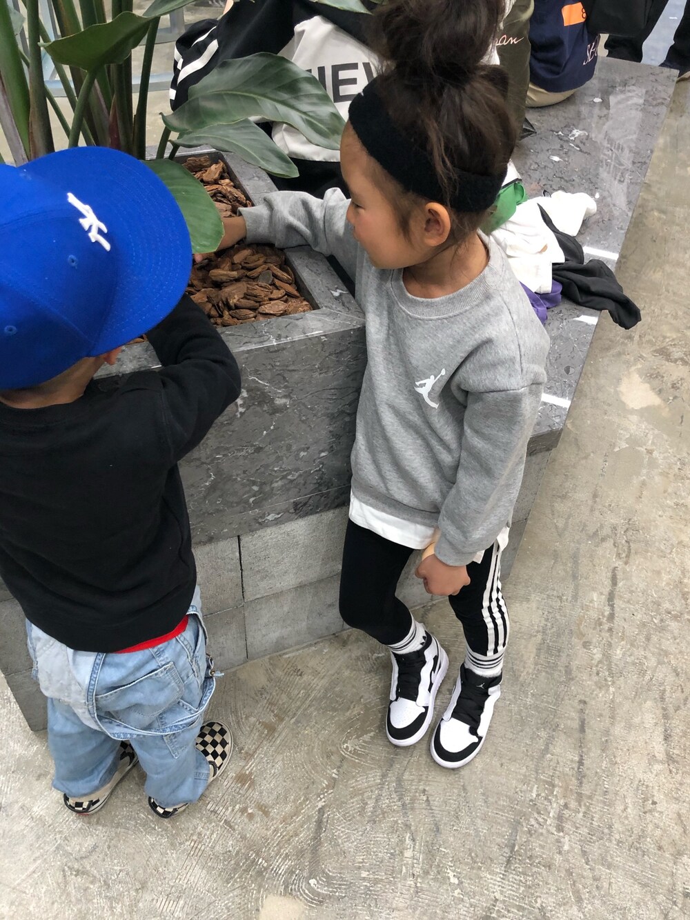 「平成最後のWEARISTAセンバツ、休日スタイル、年子姉弟、スポーツミックス」｜「NIKEのNIKE ナイキ JORDAN 1 MID ALT (PS) ジョーダン 1 MID ALT PS AR6351 113WHITE/BLACK-WHITE（スニーカー、ホワイト系）」を使った、mikaさん（キッズ・100cm）の春コーディネートの1枚目の写真