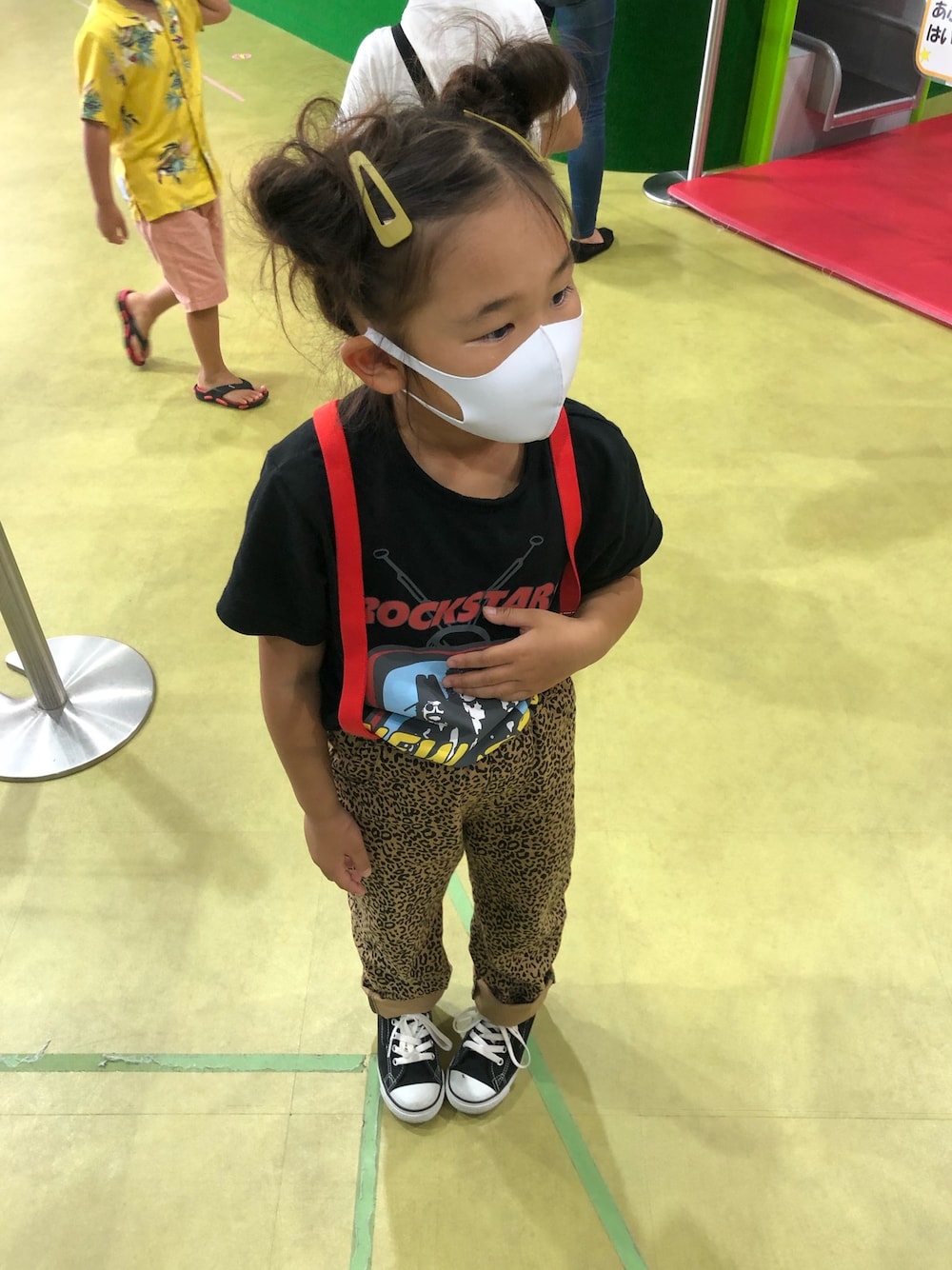 「キッズファッション、カジュアルコーデ、アニマル柄、ラブアンドピース2020、女の子コーデ」｜「CONVERSEの【CONVERSE/コンバース】コンバースローカット（スニーカー、ブラック系）」を使った、mikaさん（キッズ・100cm）の秋コーディネートの1枚目の写真