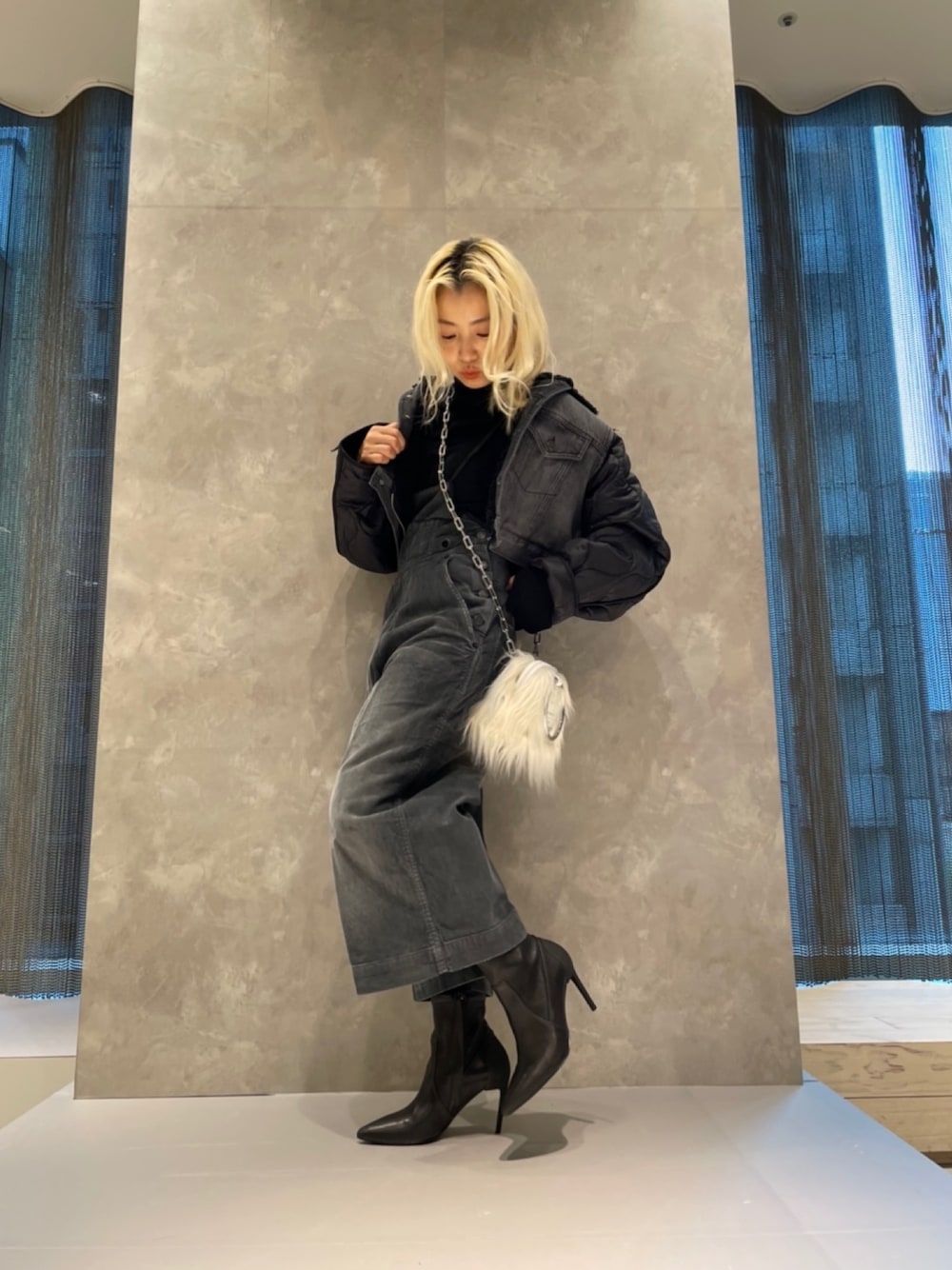 ブラック系のナイロンジャケット、ブラック系のニット/セーター、ブラック系のその他パンツを着用したレディースの秋コーディネートの1枚目の写真