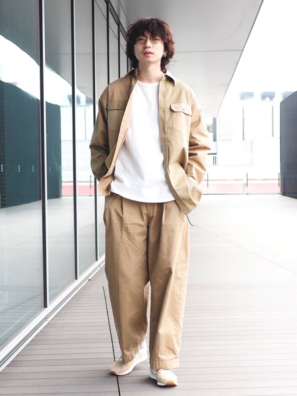 「年末WEAR感謝祭、ワイドパンツ、カラーパンツ、マイベストコーデ2020、ベージュ、ミリタリー、スニーカーコーデ、New Balance、くすみカラー、きれいめカジュアル」｜「B:MING by BEAMSのARMY TWILL × B:MING by BEAMS / 別注 クレイジーパターン ワイドシルエットシャツ（シャツ/ブラウス、ベージュ系）」を使った、SUDOさん（メンズ・186cm）の冬コーディネートの1枚目の写真