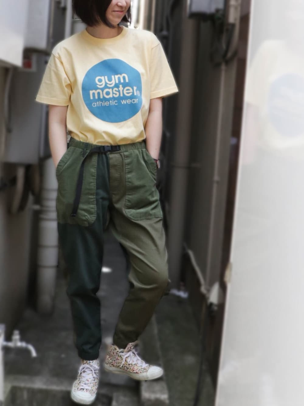 「夏コーデ、メンズライク、ラフ、ハイカットスニーカー、ジムマスター、イエロー、ロゴT、カーキパンツ」｜「gym masterの☆ サークルロゴTee ☆（Tシャツ/カットソー、イエロー系）」を使った、momoさん（レディース・170cm）の夏コーディネートの1枚目の写真