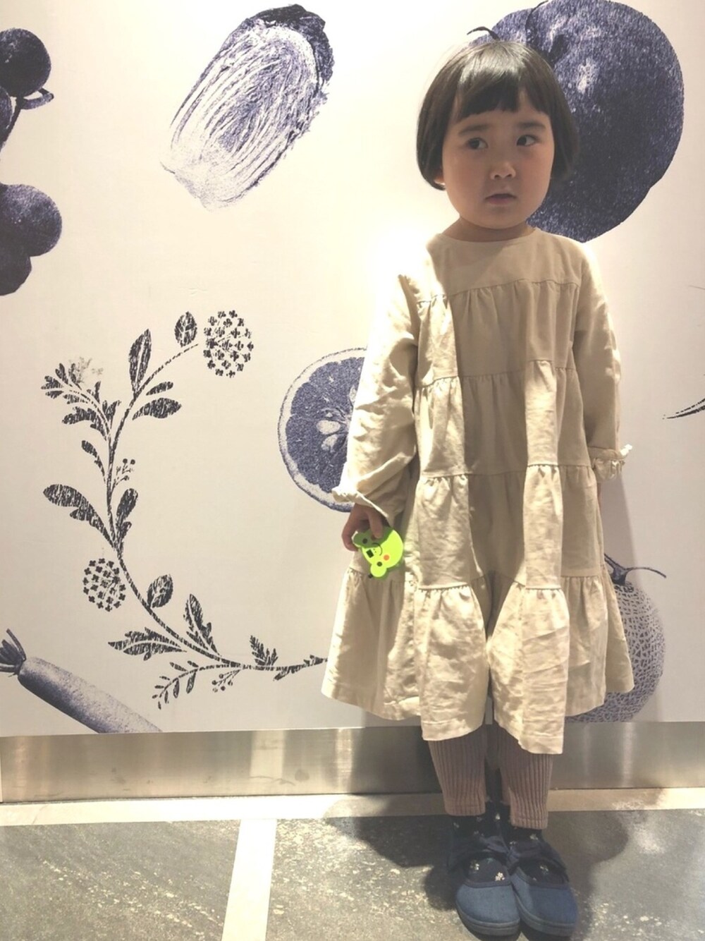 「4歳、ワンピース、リブレギンス」｜「petit mainのティアードワンピース（ワンピース、ホワイト系）」を使った、mapleさん（キッズ・90cm）の冬コーディネートの1枚目の写真