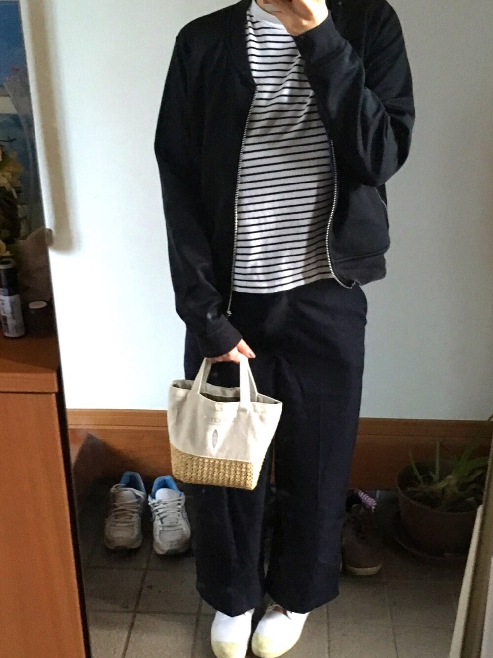 「休日スタイル、春、プチプラ、ジャージージャケット、ボーダーTシャツ、ワイドパンツ、白スニーカー、ミニトート」｜「GUの（GU）カットソーブルゾン（ジャケット/アウター、ブラック系）」を使った、Sayaさん（レディース・152cm）の春コーディネートの1枚目の写真