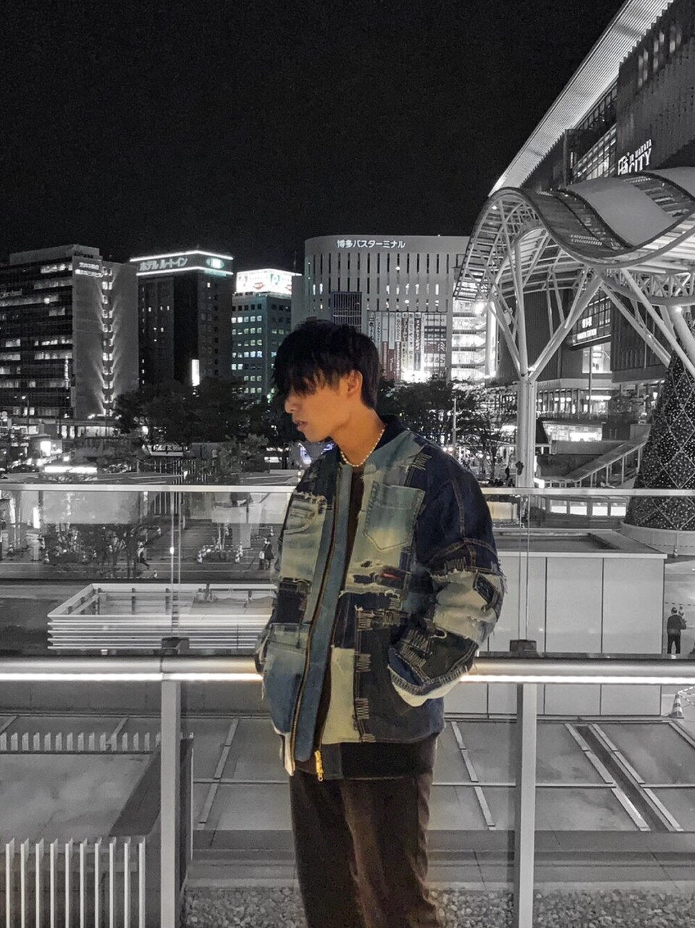「PHINGERINのPHINGERIN JT4 JEANS（デニムパンツ、グレー系）」を使った、junkichiさん（メンズ・167cm）の秋コーディネートの1枚目の写真