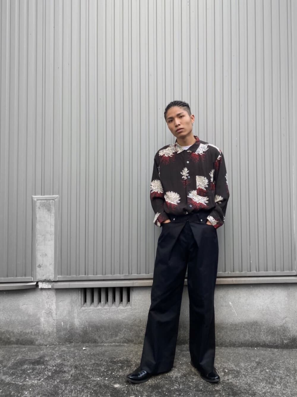 「秋のコーデ、冬コーデ、革靴、マイベストコーデ2020、シンプル、ジョンローレンスサリバン」｜「DELUXEのAUGUST LSV（シャツ/ブラウス、ブラック系）」を使った、junkichiさん（メンズ・168cm）の冬コーディネートの1枚目の写真