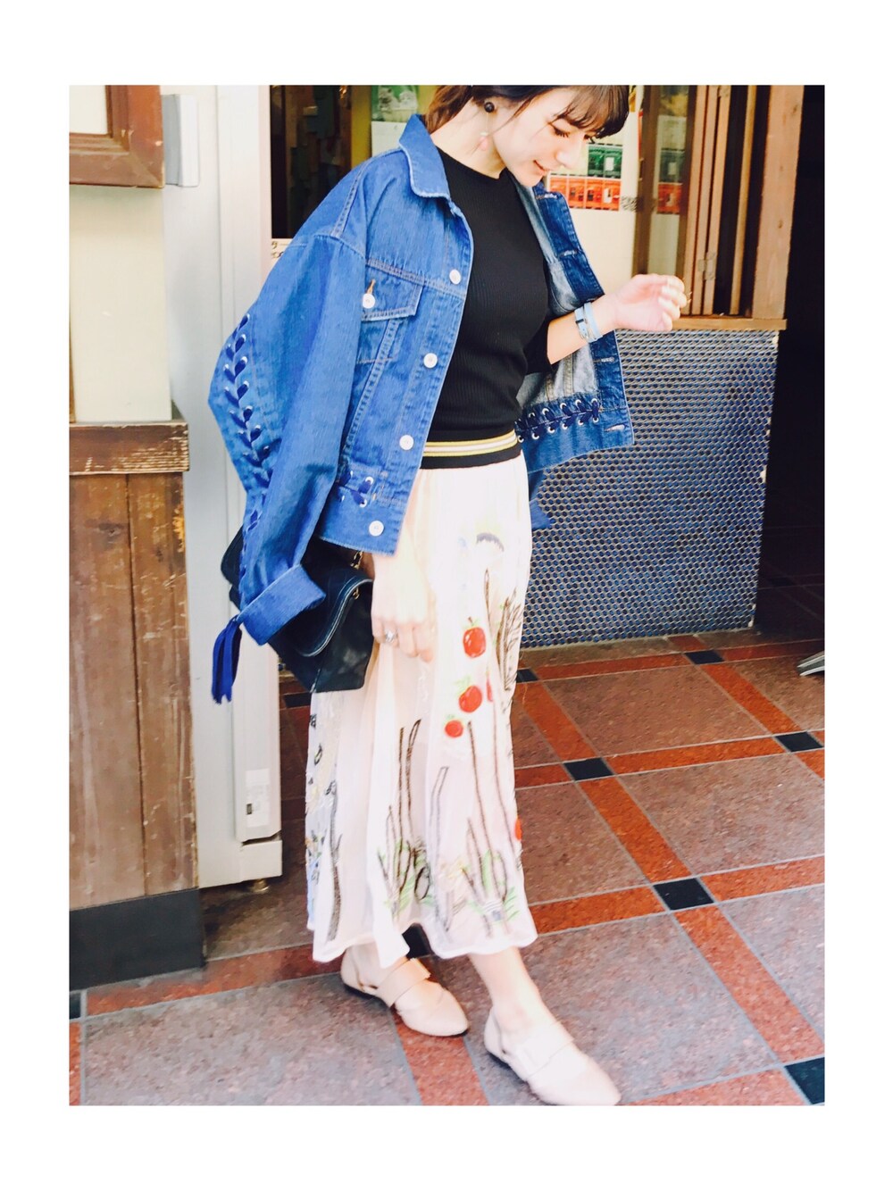 「春コーデ、denim、オトナカジュアル、刺繍スカート」｜「ZARAのアイテム（スカート、ベージュ系）」を使った、スザンヌさん（レディース・165cm）の春コーディネートの1枚目の写真