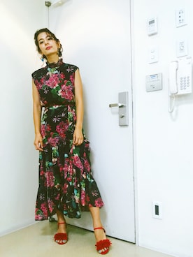 「赤い靴」｜「アイテム（サンダル）」を使った、スザンヌさん（レディース・165cm）の夏コーディネート