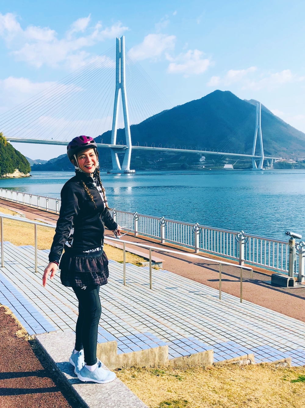「休日スタイル、ツーリング、サイクリスト、サイクリング、ブラック、オールブラック、ポンプ」｜「Reebokの【Melody Ehsani コラボ】ストライプ タンクトップ Reebok CLASSIC（リーボック クラシック） （タンクトップ、ホワイト系）」を使った、スザンヌさん（レディース・165cm）の冬コーディネートの1枚目の写真