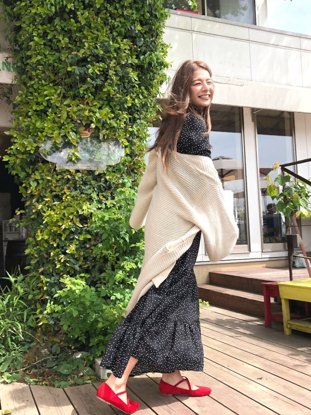 「春コーデ、大人カジュアル、ママコーデ、ドット柄、ドットワンピ、ロングカーディガン、赤い靴、サコッシュ」｜「haco!の＜スザンヌさんコラボ＞ラブ＆ピースプロジェクト　ビッグスリーブニットコーディガン（その他アウター、ホワイト系）」を使った、スザンヌさん（レディース・165cm）の春コーディネートの1枚目の写真