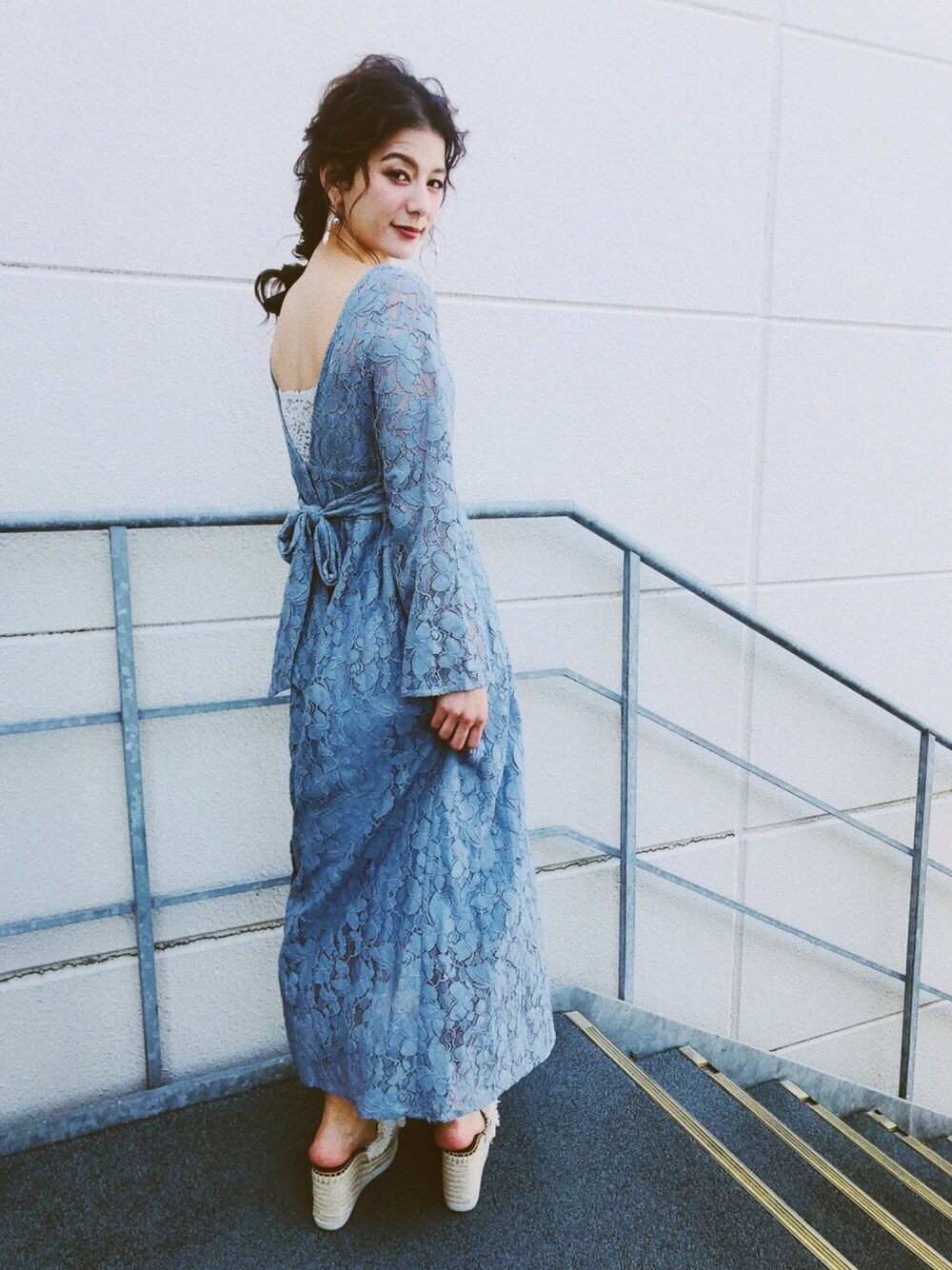 「シンプルコーデ、春、オトナ女子、レースワンピース、ブルー x ホワイト、背中あき、ガウンワンピース、レース、フリンジサンダル、ママコーデ」｜「Omekashiのレース２WAYワンピース（ワンピース、ブルー系）」を使った、スザンヌさん（レディース・165cm）の春コーディネートの1枚目の写真