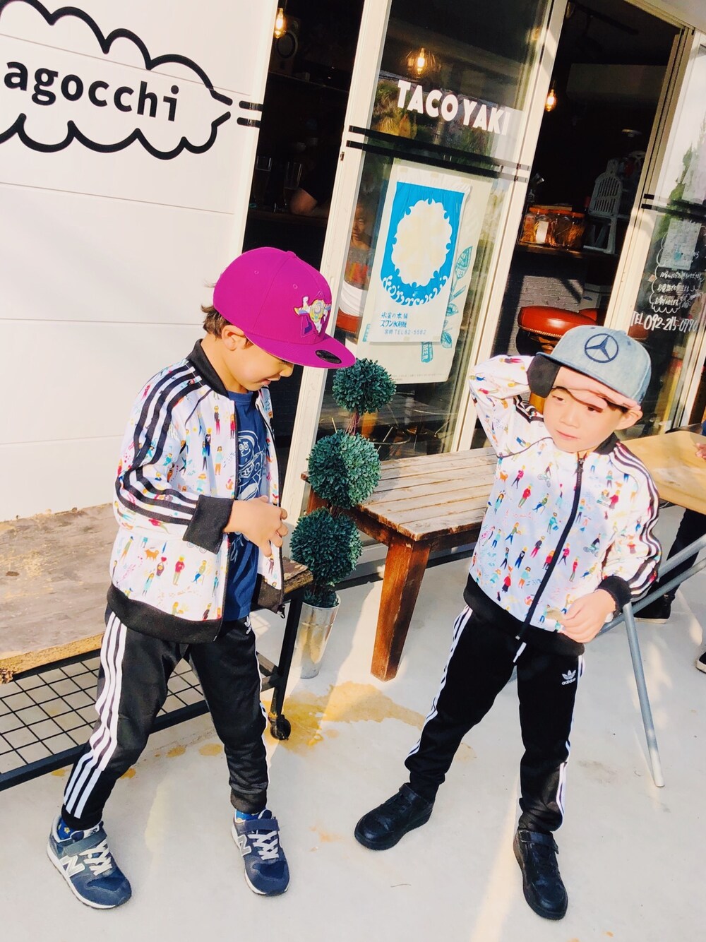 「やっぱりストリートが好き、パンツスタイル、セットアップ、お揃い、リンクコーデ、息子コーデ、仲良し」｜「adidasのスリーストライプス セットアップ [SST Set] アディダスオリジナルス（キッズ/子供用）（ジャージ、その他）」を使った、スザンヌさん（レディース・165cm）の秋コーディネートの1枚目の写真