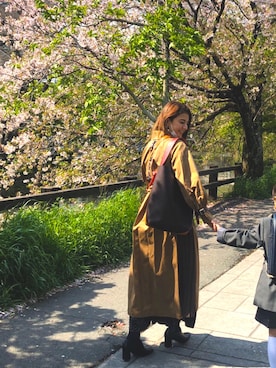 「黒ワンピ」｜「アイテム（トレンチコート）」を使った、スザンヌさん（レディース・165cm）の春コーディネート