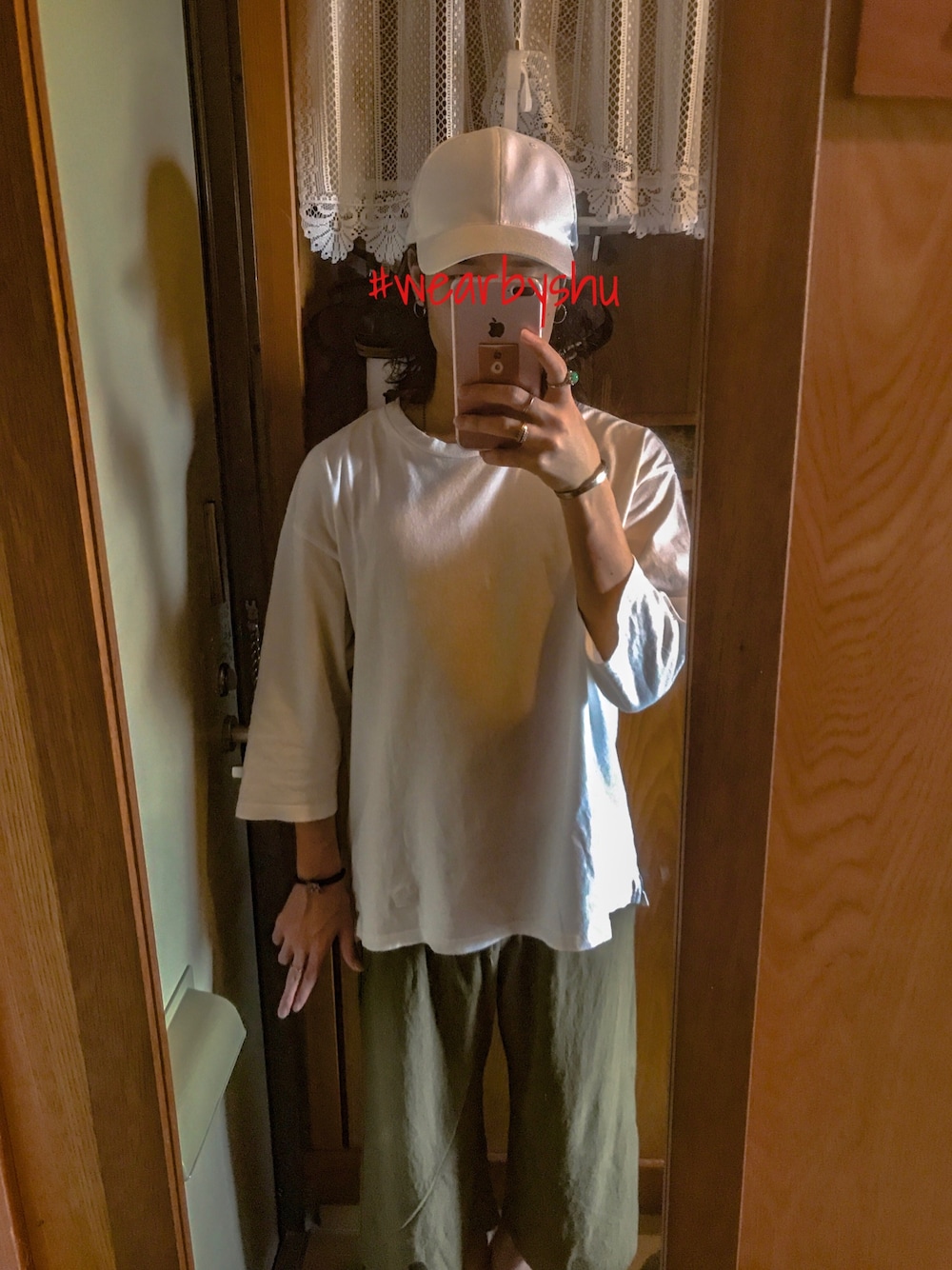 ホワイト系のTシャツ/カットソー、グリーン系のパンツ、その他のその他を着用したメンズの春コーディネートの1枚目の写真