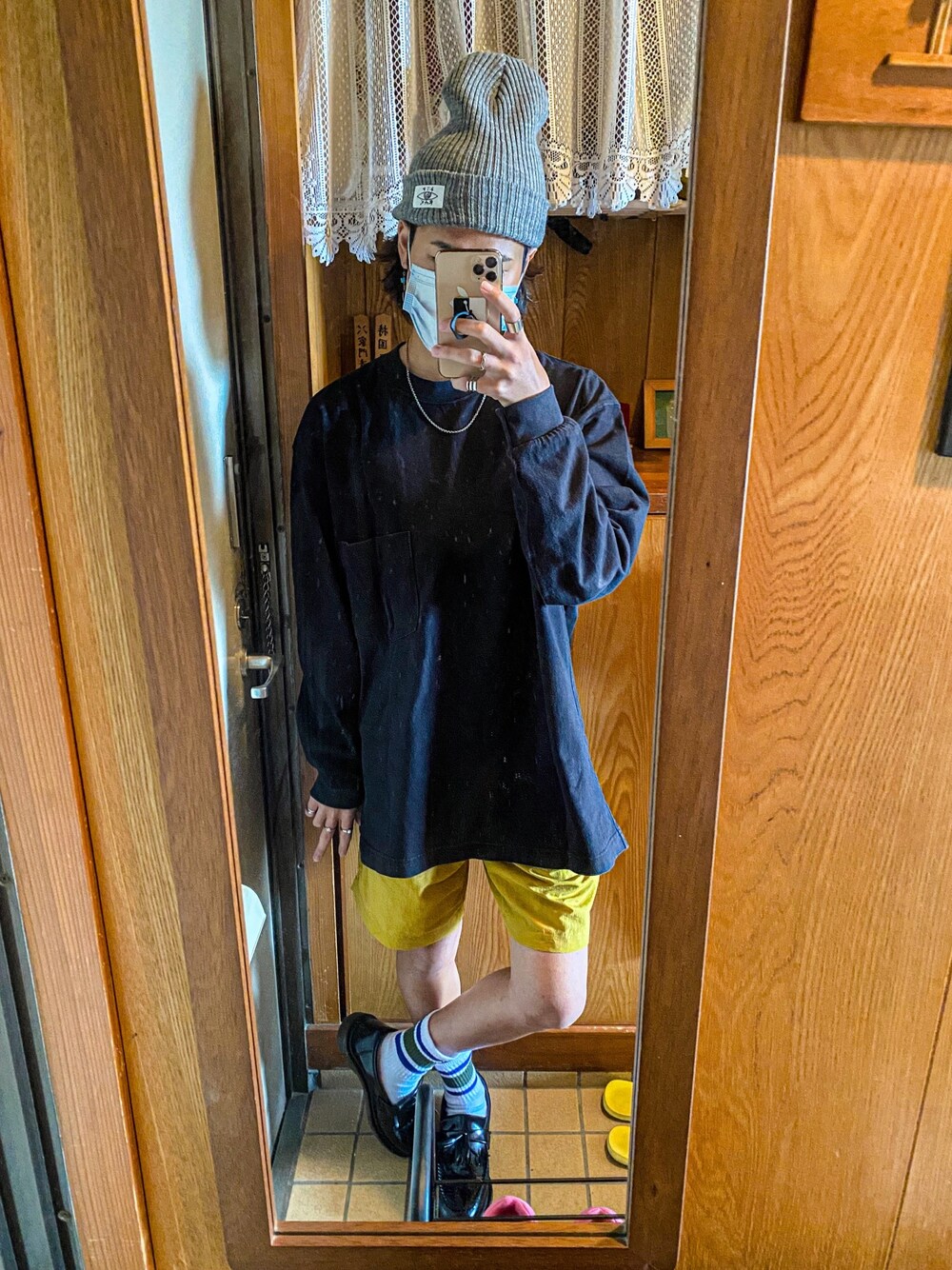 ブラック系のTシャツ/カットソー、イエロー系のその他パンツ、ブラック系のローファーを着用したメンズの夏コーディネートの1枚目の写真