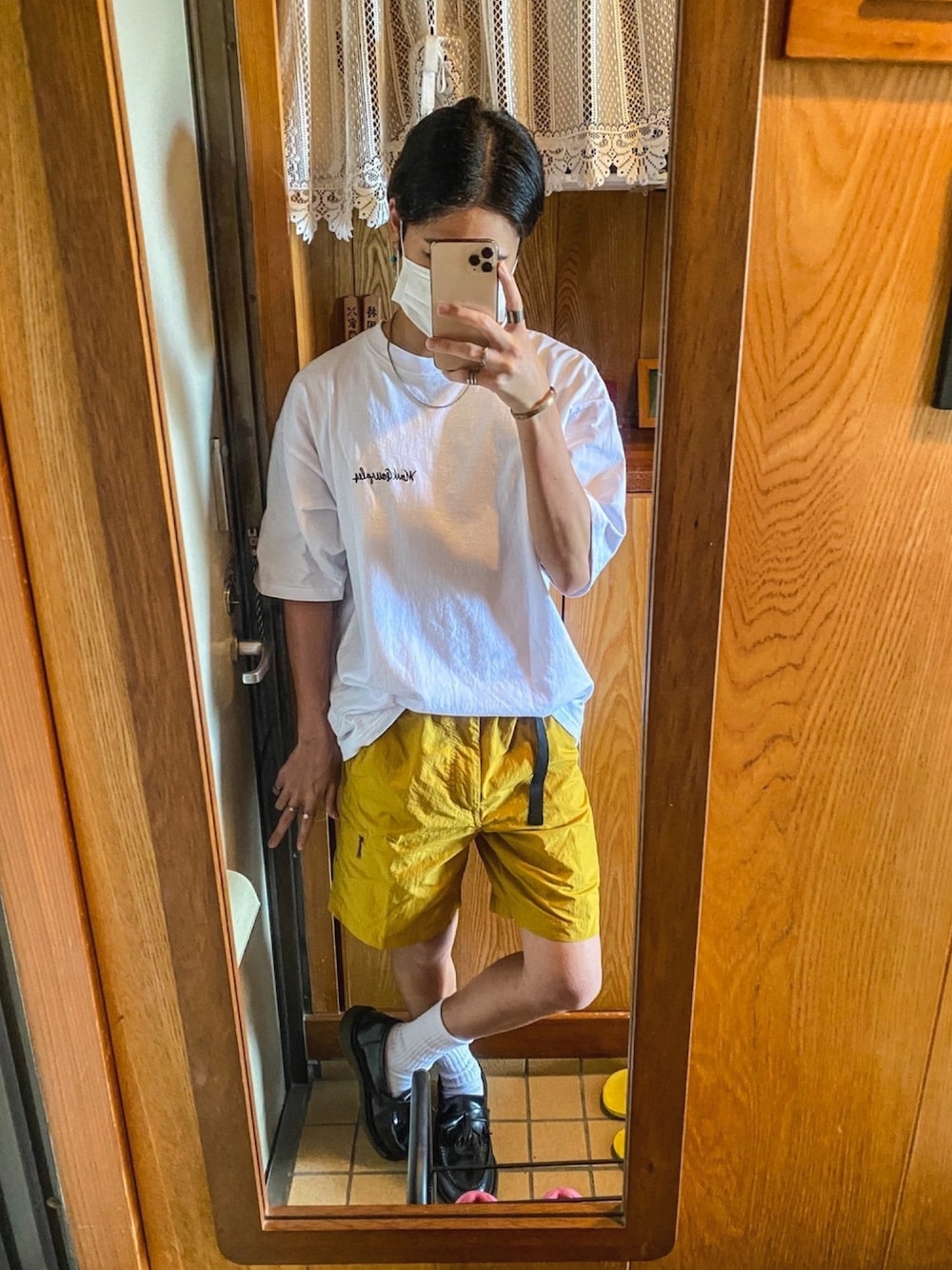 ホワイト系のTシャツ/カットソー、イエロー系のその他パンツ、ブラック系のローファーを着用したメンズの夏コーディネートの1枚目の写真