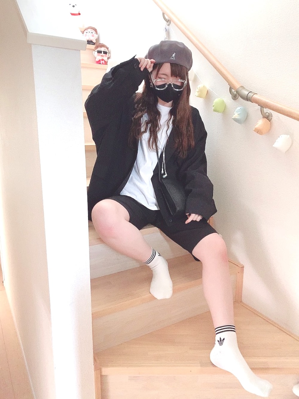 ブラック系のその他パンツ、ブラック系のミリタリージャケット、ブラック系のショルダーバッグを着用したレディースの春コーディネートの1枚目の写真