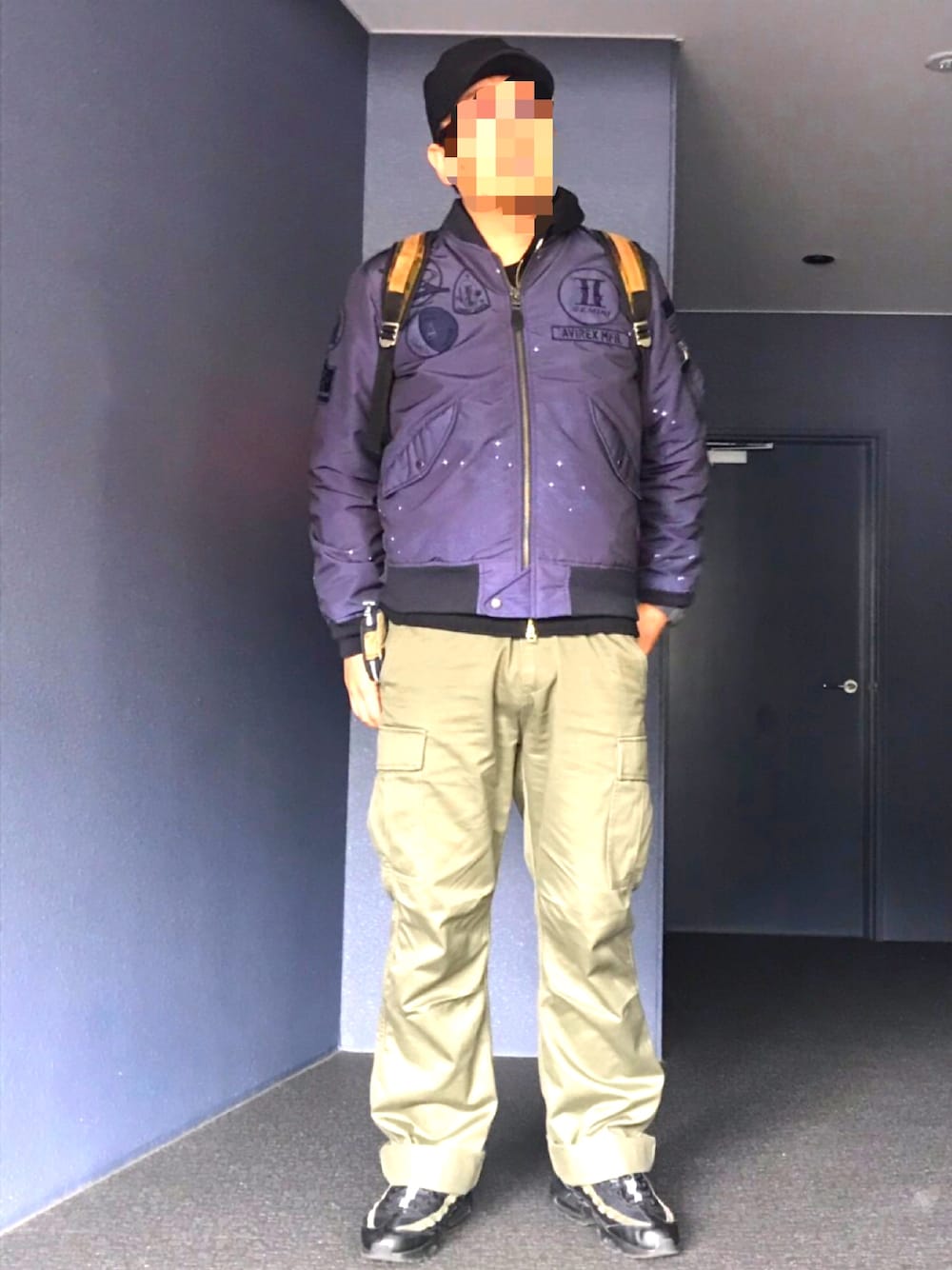 「ふとっちょコーデ、AVIREX、カーゴパンツ」｜「AVIREXのアイテム（ミリタリージャケット、ブルー系）」を使った、かづをさん（メンズ・178cm）の冬コーディネートの1枚目の写真