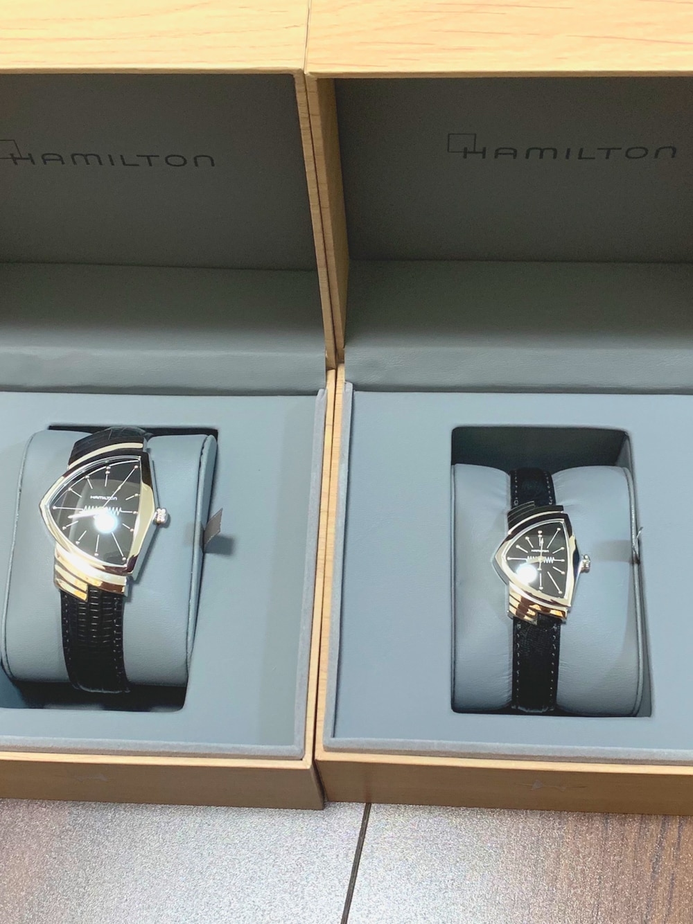 「ハミルトン、ベンチュラ、結婚10周年」｜「HAMILTONのHAMILTON Ventura Leather Strap Watch, 32mm x 50mm（アナログ腕時計、ブラック系）」を使った、かづをさん（メンズ・178cm）の夏コーディネートの1枚目の写真