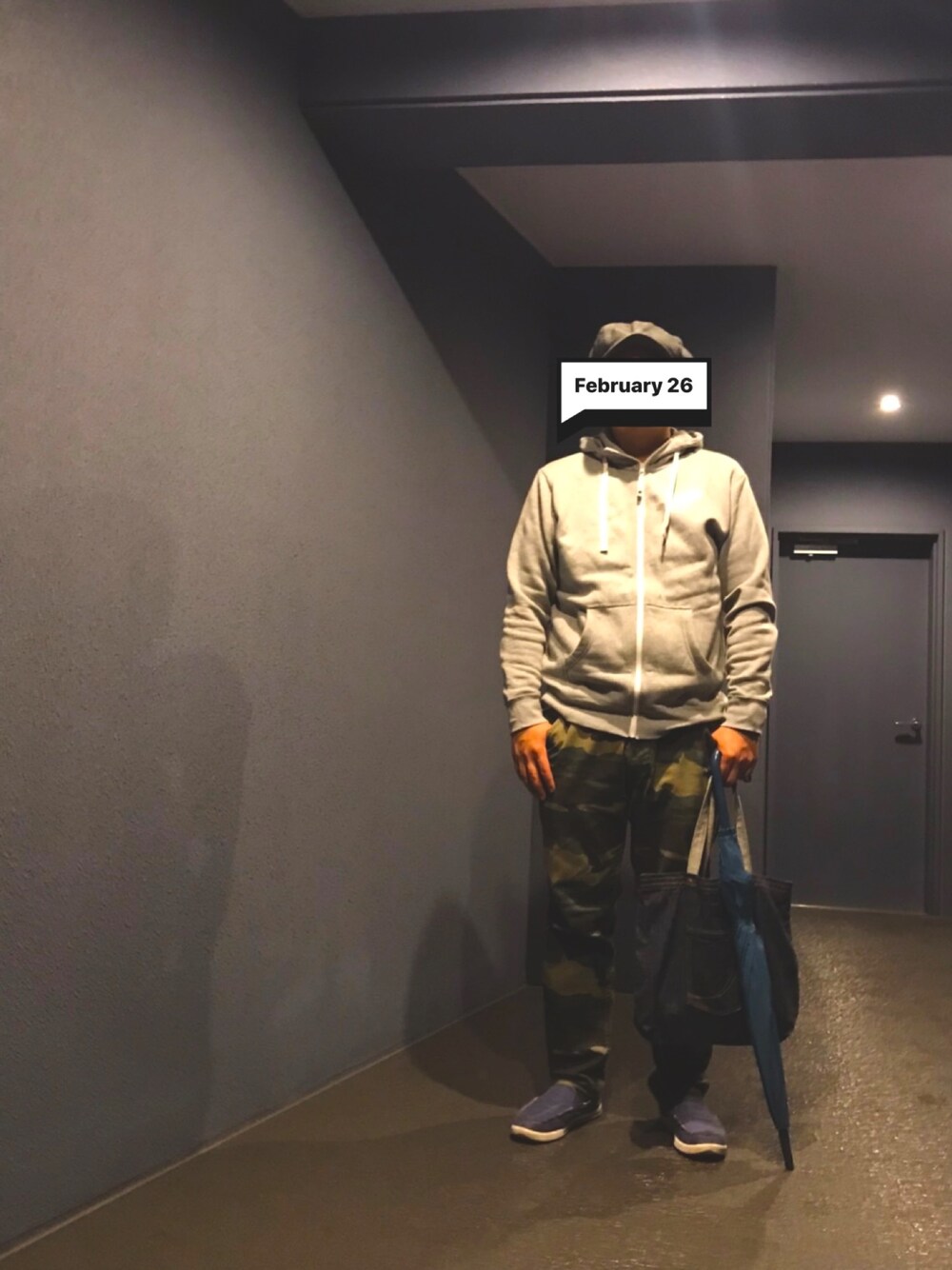 「ふとっちょコーデ、ノースフェイス、キャスケット、カモフラパンツ、デニムトートバッグ」｜「THE NORTH FACEのトレッキング アウトドアジャケット NT11530 リアビュー フルジップフーディ（パーカー、グレー系）」を使った、かづをさん（メンズ・178cm）の冬コーディネートの1枚目の写真