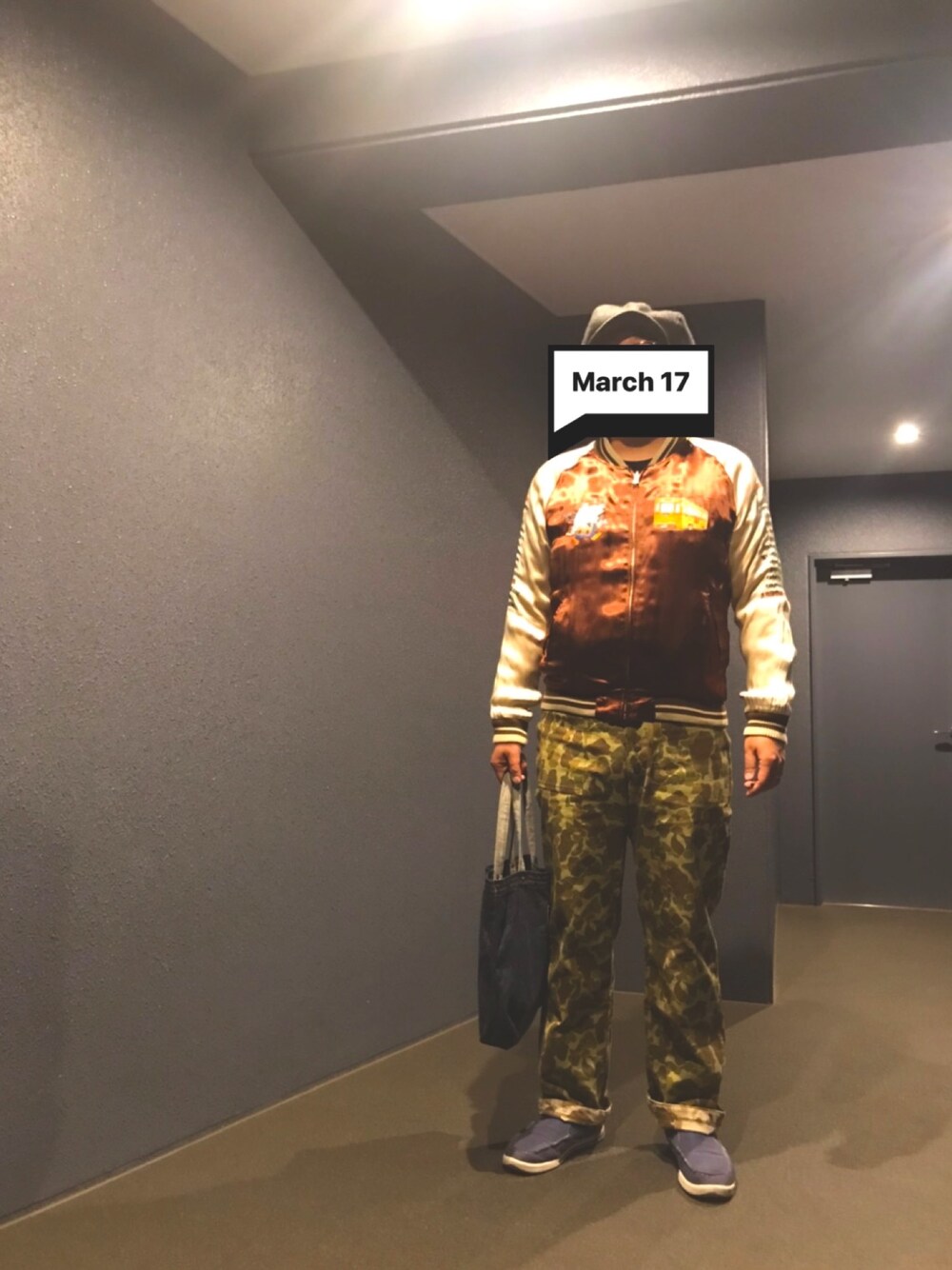 「ふとっちょコーデ、カモフラパンツ、キャスケット、スカジャン、デニムトートバッグ」｜「STUDIO D’ARTISANのアイテム（スカジャン、ブラウン系）」を使った、かづをさん（メンズ・178cm）の春コーディネートの1枚目の写真
