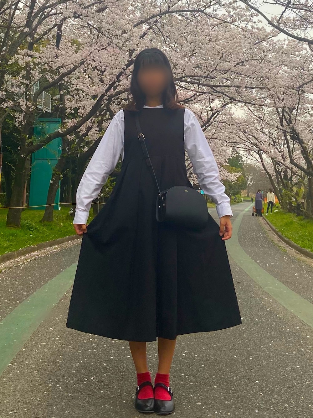 「お花見、ジャンパースカート、モノトーン、白黒、アーペーセー、A.P.C.、無印良品」｜「A.P.C.の【A.P.C】ハーフムーンショルダー DEMI LUNE PXADM F61048（ショルダーバッグ、ブラック系）」を使った、sorashibaskyさん（レディース・164cm）の春コーディネートの1枚目の写真