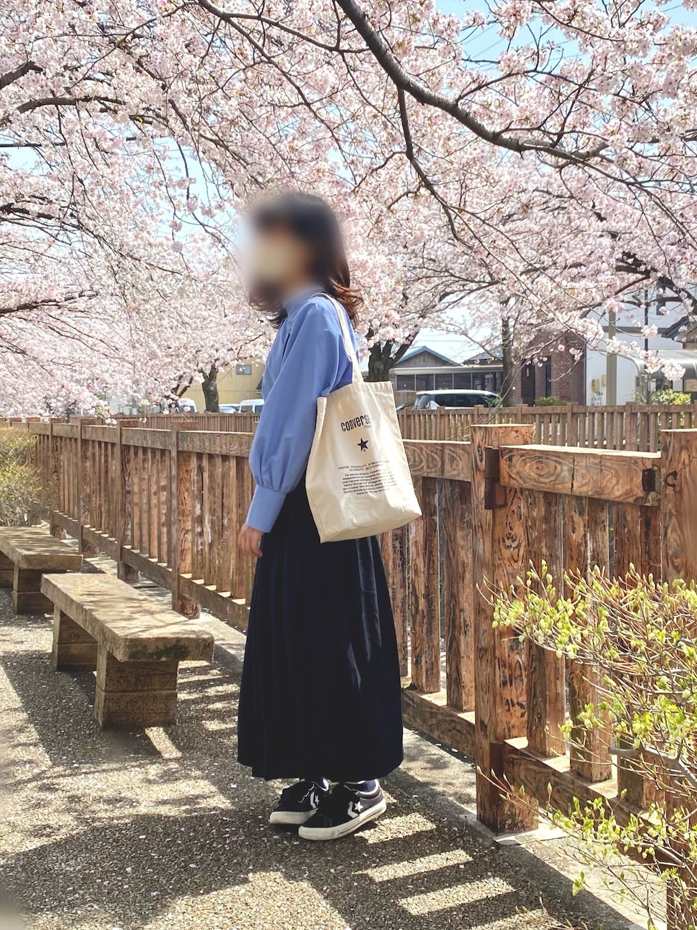 「春カラースタイル、おしゃれさんと繋がりたい、お花見、コンバーストウキョウ、アントマリーズ、ユニクロ、無印良品、サスペンダー」｜「CONVERSE TOKYOのアイテム（トートバッグ、ホワイト系）」を使った、sorashibaskyさん（レディース・164cm）の春コーディネートの1枚目の写真