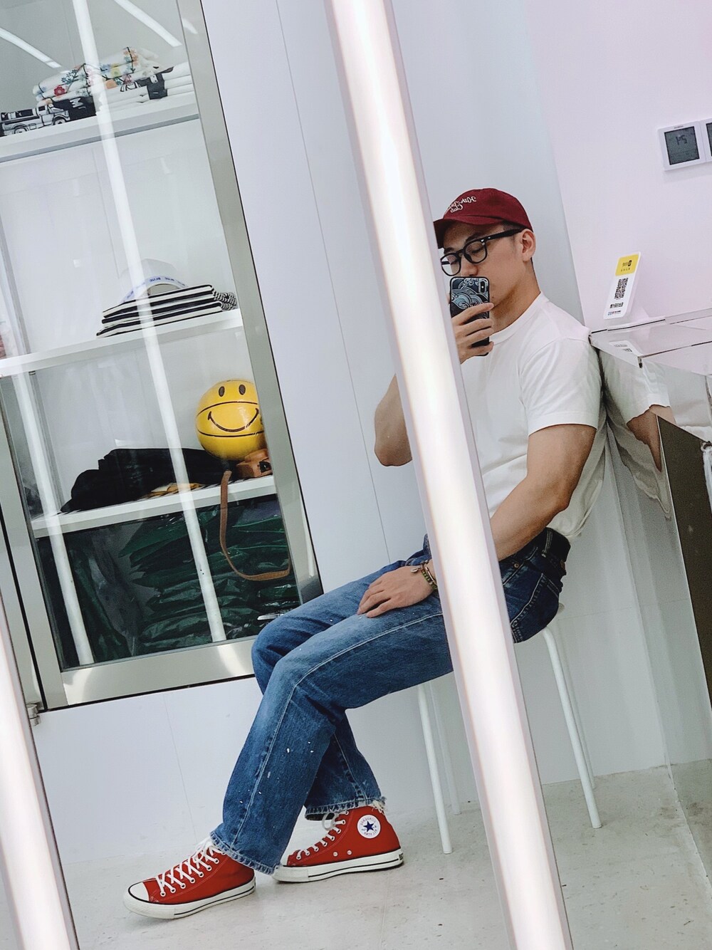 「牛仔裤、复古、国潮」｜「KITHのアイテム（ハット、レッド系）」を使った、Nickokoさん（メンズ・181cm）の秋コーディネートの1枚目の写真
