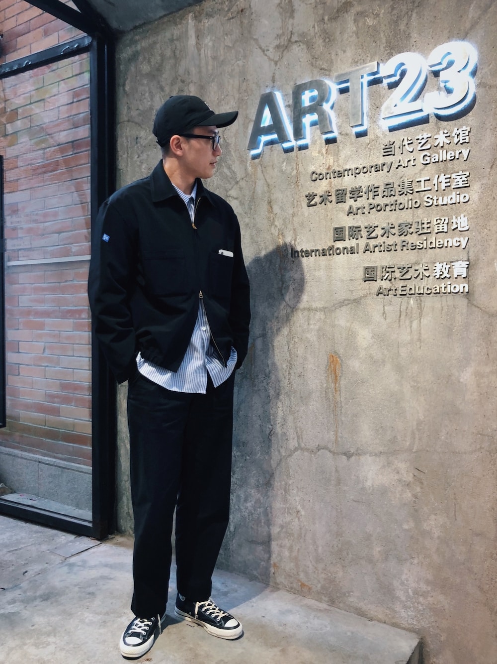 ブラック系のスニーカー、ブラック系のチノパンツ、ブラック系のジャケット/アウターを着用したメンズの冬コーディネートの1枚目の写真