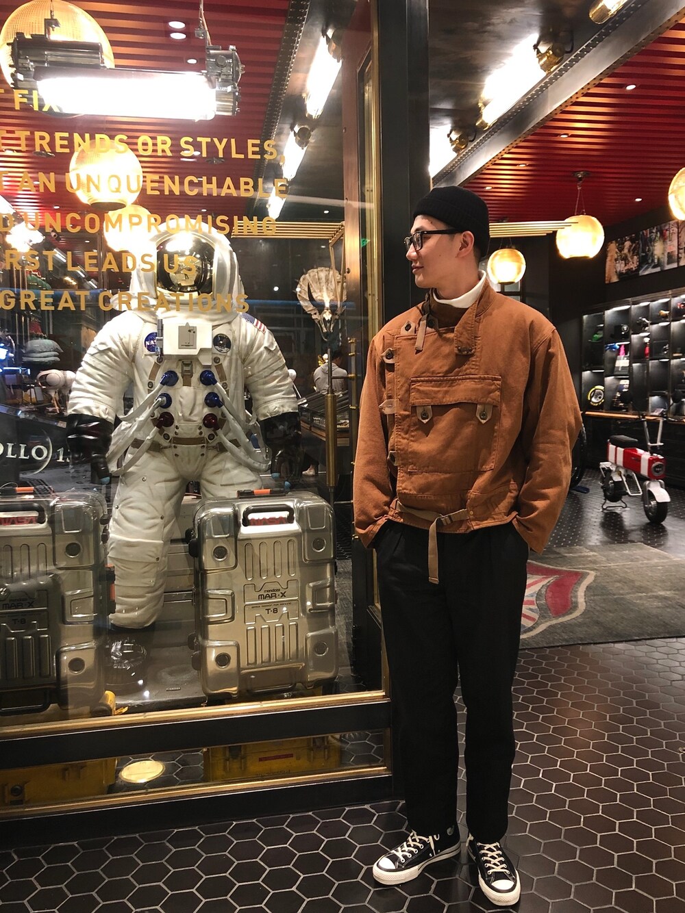 「ootd、球鞋、休闲、复古、converse、黑白搭配、oversize」｜「Anachronormのアイテム（ライダースジャケット、ブラウン系）」を使った、Nickokoさん（メンズ・181cm）の冬コーディネートの1枚目の写真