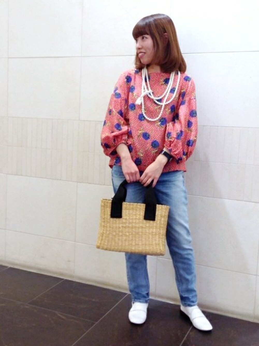 「ブラウス、デニムパンツ、リバティ、SHIPS for women、ビーズネックレス、upper hights」｜「SHIPSのリバティプリントブラウス ◇（シャツ/ブラウス、レッド系）」を使った、根本さん（レディース・145cm）の冬コーディネートの1枚目の写真