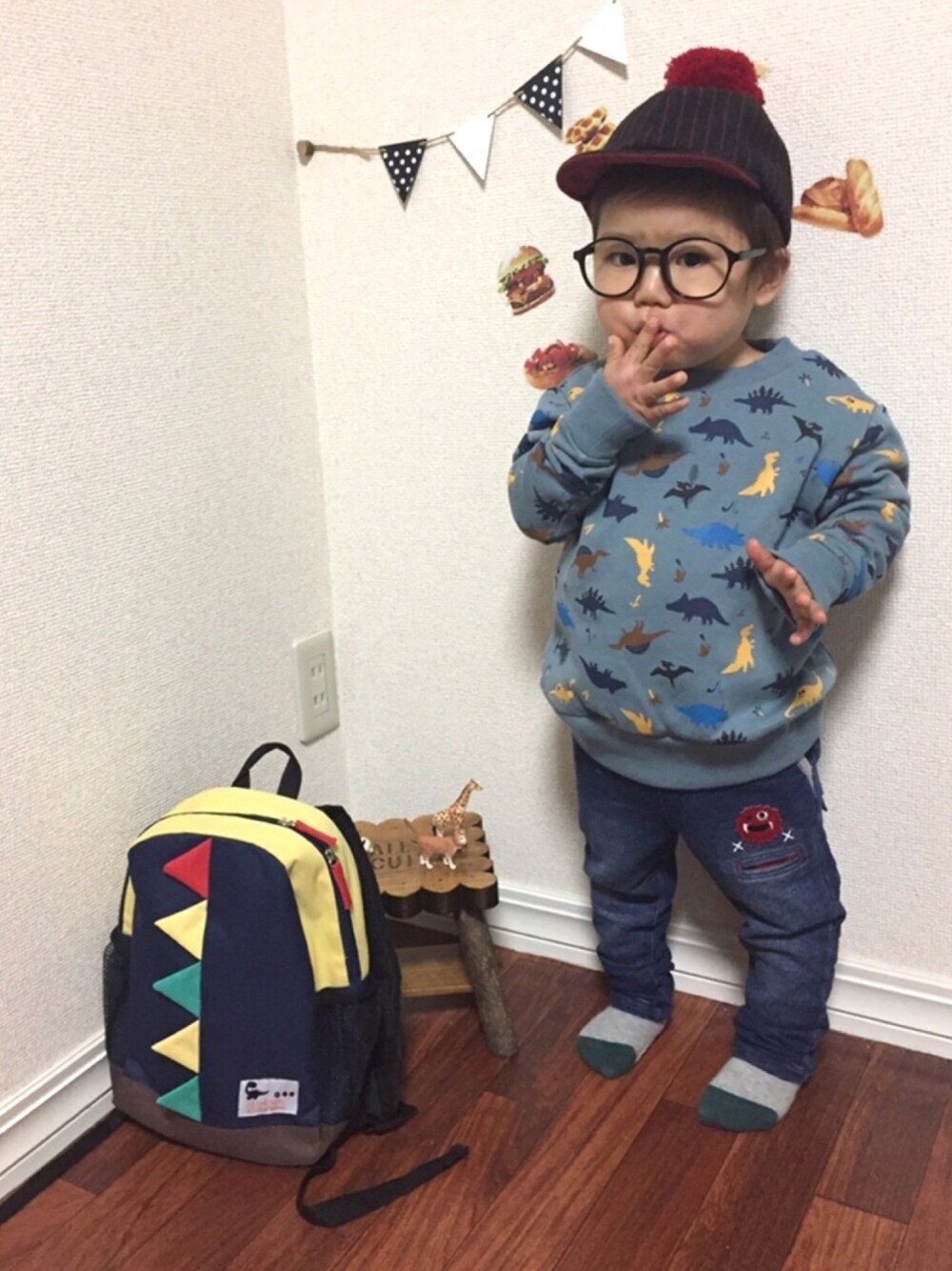 「シューラルー、カジュアル、プチプラコーデ、デニムパンツ、2歳、男の子、キッズコーデ、ポンポン帽子、リュック、kids」｜「SHOO・LA・RUEの裏ボアカラフルダイナソートレーナー（スウェット、ブルー系）」を使った、hinataさん（キッズ・85cm）の冬コーディネートの1枚目の写真