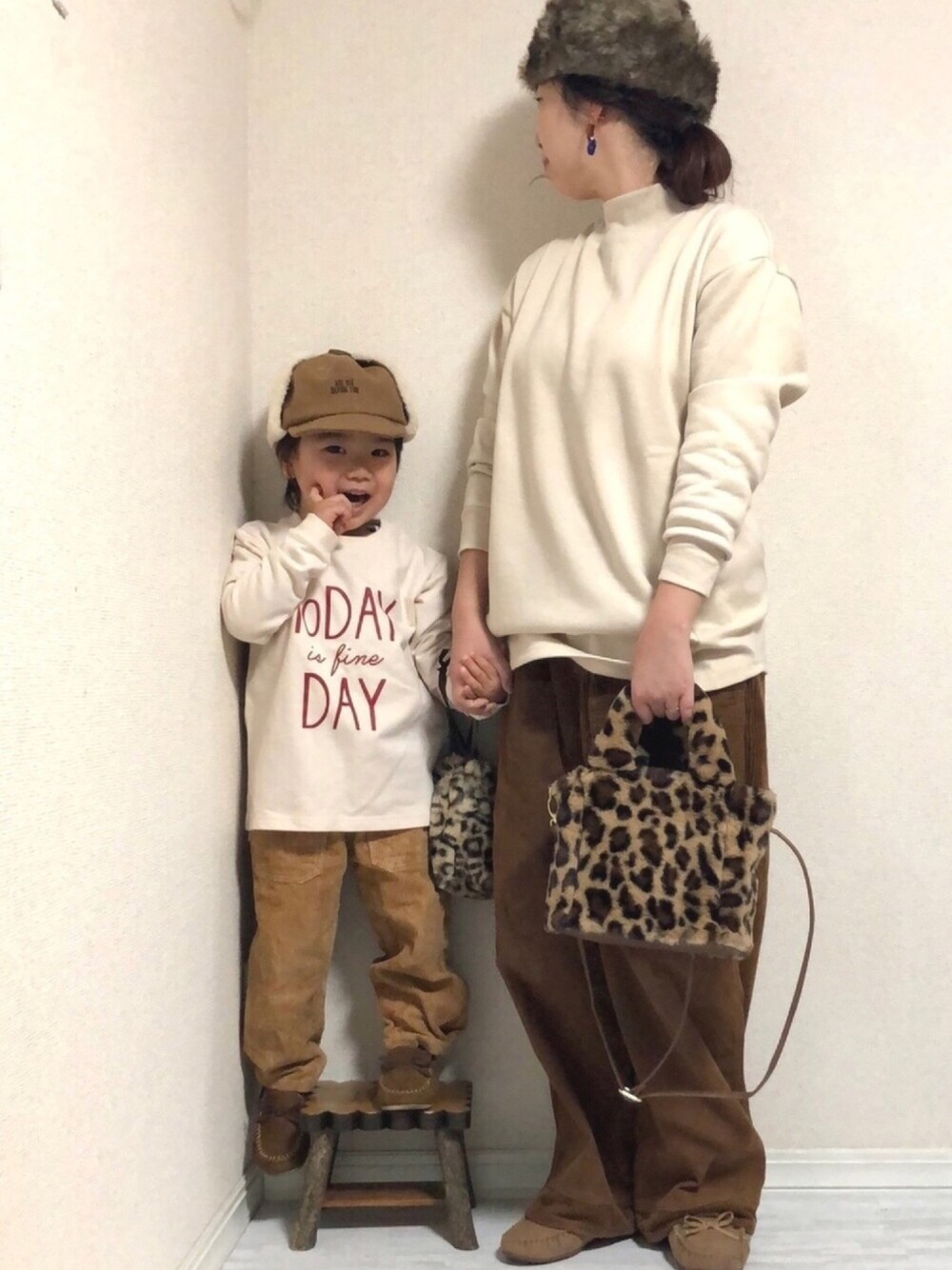 「シューラルー、キッズコーデ、プチプラ、親子コーデ、リンクコーデ、ママコーデ、男の子、3歳、フライトキャップ、おしゃれさんと繋がりたい」｜「SHOO・LA・RUEの2WAYフェイクファー耳あてつきキャップ（キャップ、ベージュ系）」を使った、hinataさん（キッズ・100cm）の冬コーディネートの1枚目の写真