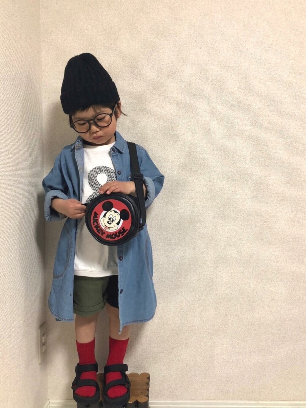 「シューラルー、キッズコーデ、令和初コーデ、プチプラ、男の子、3歳、デニム、ソックス、ミッキー、おしゃれさんと繋がりたい」｜「SHOO・LA・RUEのネコ／モンスターモチーフ　ワッチ（ニットキャップ/ビーニー、ブラック系）」を使った、hinataさん（キッズ・100cm）の春コーディネートの1枚目の写真