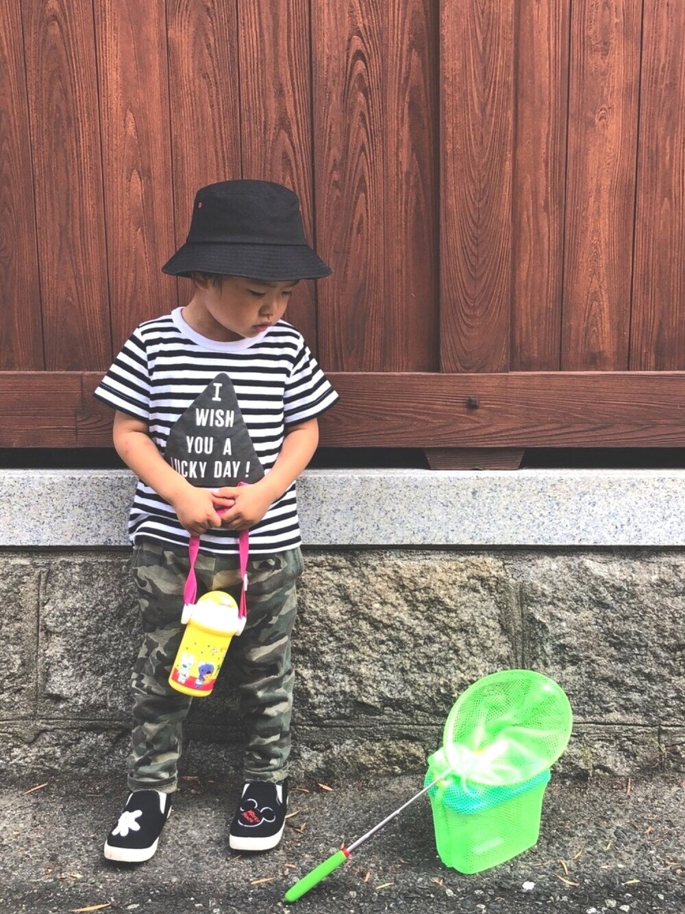 「夏だ！Tシャツ着よう！、シューラルー、キッズコーデ、プチプラ、男の子、3歳、ボーダー、持っているTシャツを全て着るプロジェクト、おしゃれさんと繋がりたい、夏コーデ」｜「SHOO・LA・RUEのアドベンチャーバケットハット（ハット、ブラック系）」を使った、hinataさん（キッズ・92cm）の夏コーディネートの1枚目の写真