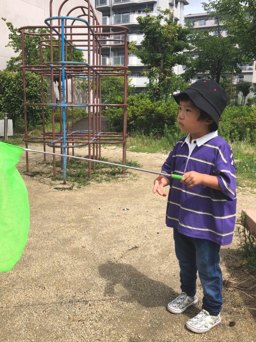「シューラルー、キッズコーデ、夏コーデ、プチプラ、男の子、3歳、デニム、バケットハット、マーキーズ、おしゃれさんと繋がりたい」｜「SHOO・LA・RUEのアドベンチャーバケットハット（ハット、ブラック系）」を使った、hinataさん（キッズ・92cm）の夏コーディネートの1枚目の写真