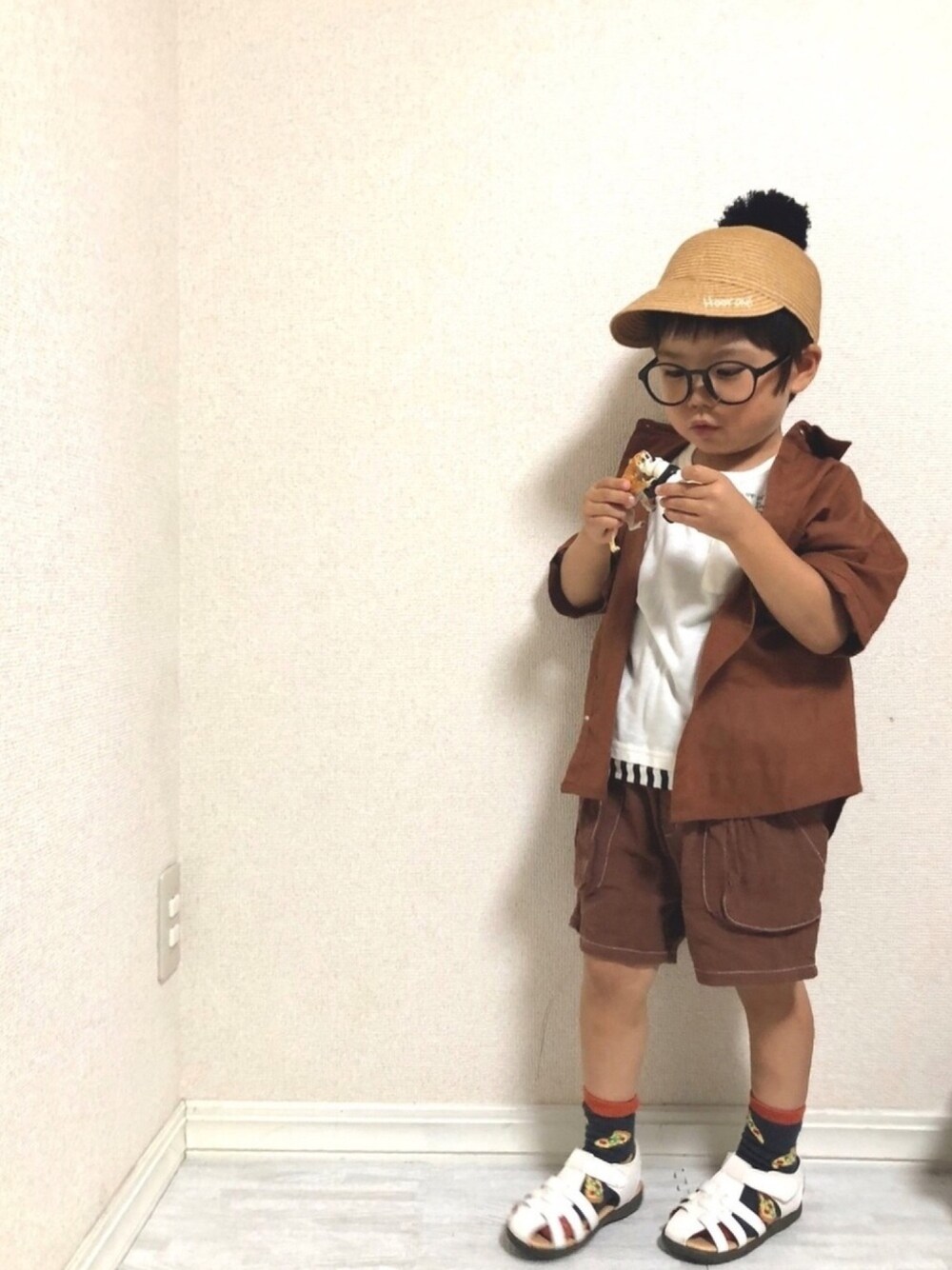 「シューラルー、キッズコーデ、プチプラ、4歳、男の子、ブラウン、ミッキー、セットアップ、夏コーデ、おしゃれさんと繋がりたい」｜「SHOO・LA・RUEのボンボリサマーキャップ（キャップ、ベージュ系）」を使った、hinataさん（キッズ・92cm）の夏コーディネートの1枚目の写真