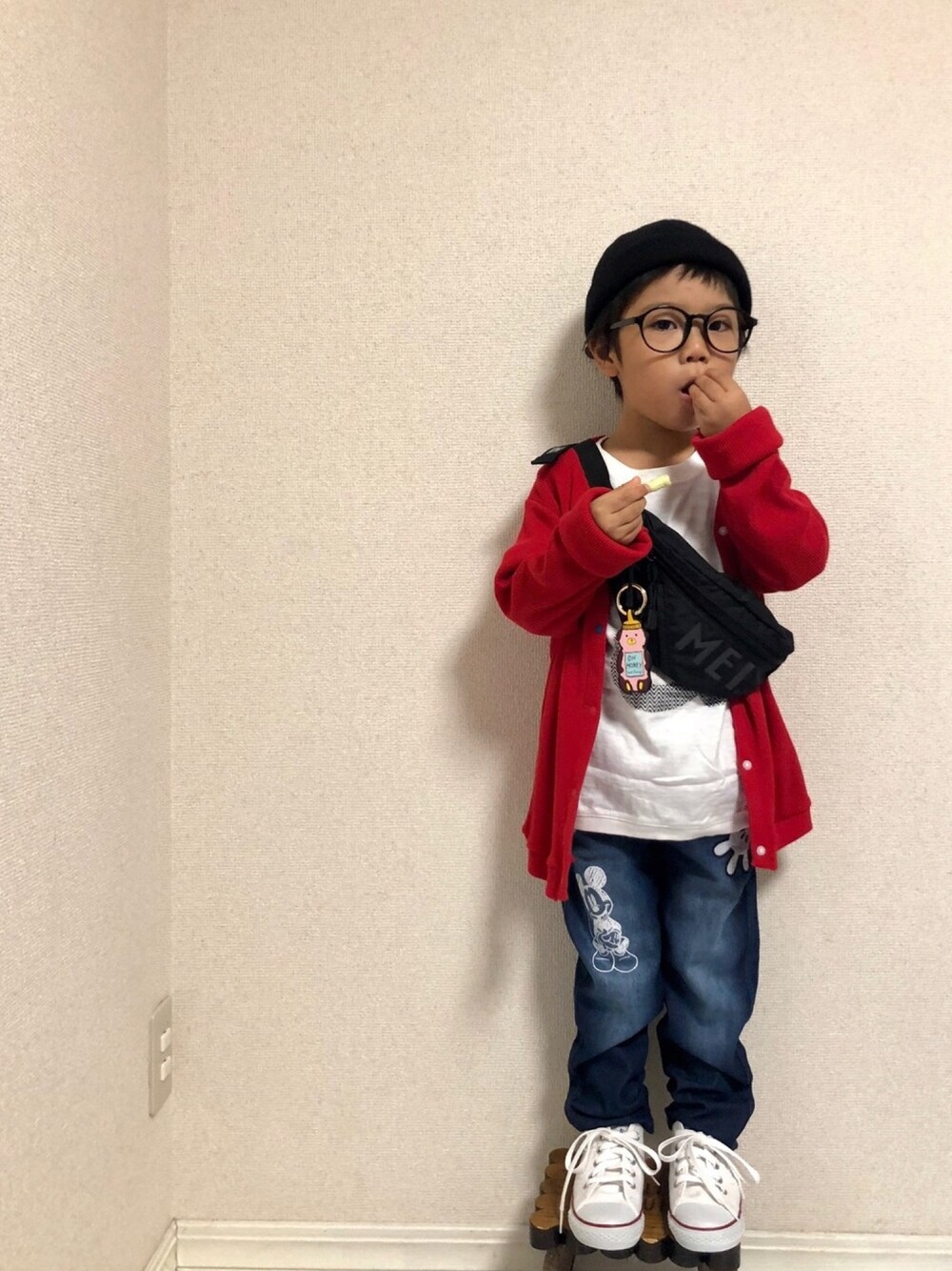 「シューラルー、キッズコーデ、プチプラ、男の子、3歳、ミッキー、デニム、秋のコーデ、カーディガン、おしゃれさんと繋がりたい」｜「SHOO・LA・RUEの【WEB限定カラーあり】ワッフルVカットカーディガン（カーディガン/ボレロ、レッド系）」を使った、hinataさん（キッズ・100cm）の秋コーディネートの1枚目の写真