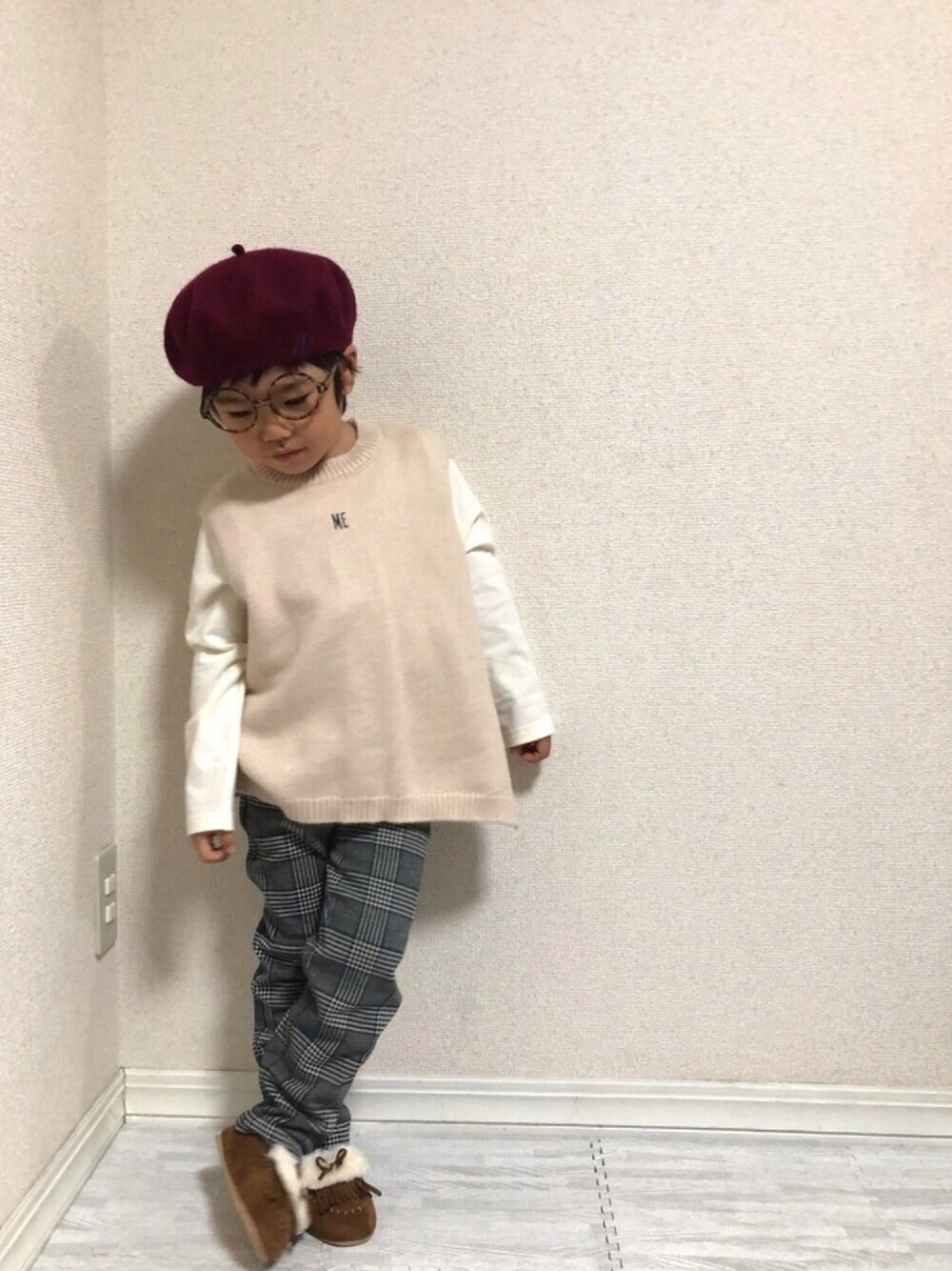「シューラルー、キッズコーデ、プチプラ、男の子、3歳、2019秋チェッカーず、ベスト、ベレー帽、korea、おしゃれさんと繋がりたい」｜「SHOO・LA・RUEのアルファベット刺繍ベレー帽（ハンチング/ベレー帽、レッド系）」を使った、hinataさん（キッズ・110cm）の秋コーディネートの1枚目の写真